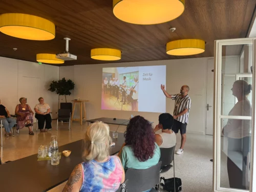 Ein Sprecher präsentiert beim Angehörigenabend im Seniorenhaus Schützengarten vor Publikum eine Powerpoint-Präsentation