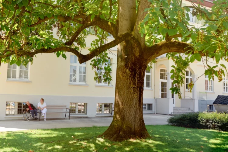 Seniorenhaus Schuetzengarten Lustenau Innenhof Natur